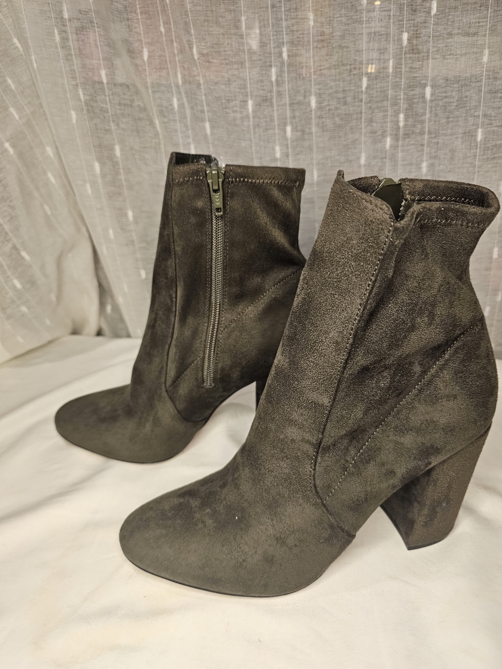 Aldo Women’s Suede Chunky Heel Ankle Boots.  Olive Sz 9